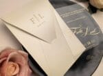 Invitatii nunta plexiglass cu plic inclus nuanta crem sidef