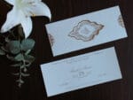 Invitatii nunta cu plic inclus embosata cu model auriu 1 Invitatii nunta cu plic inclus embosata cu model auriu