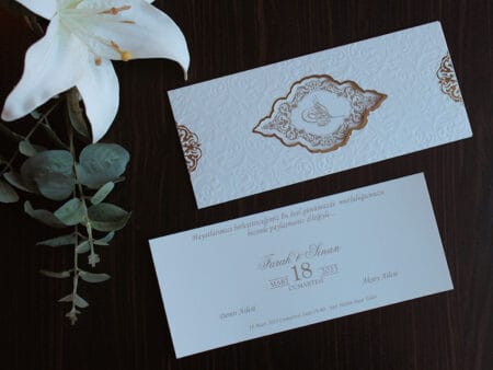 Invitatii nunta cu plic inclus embosata cu model auriu