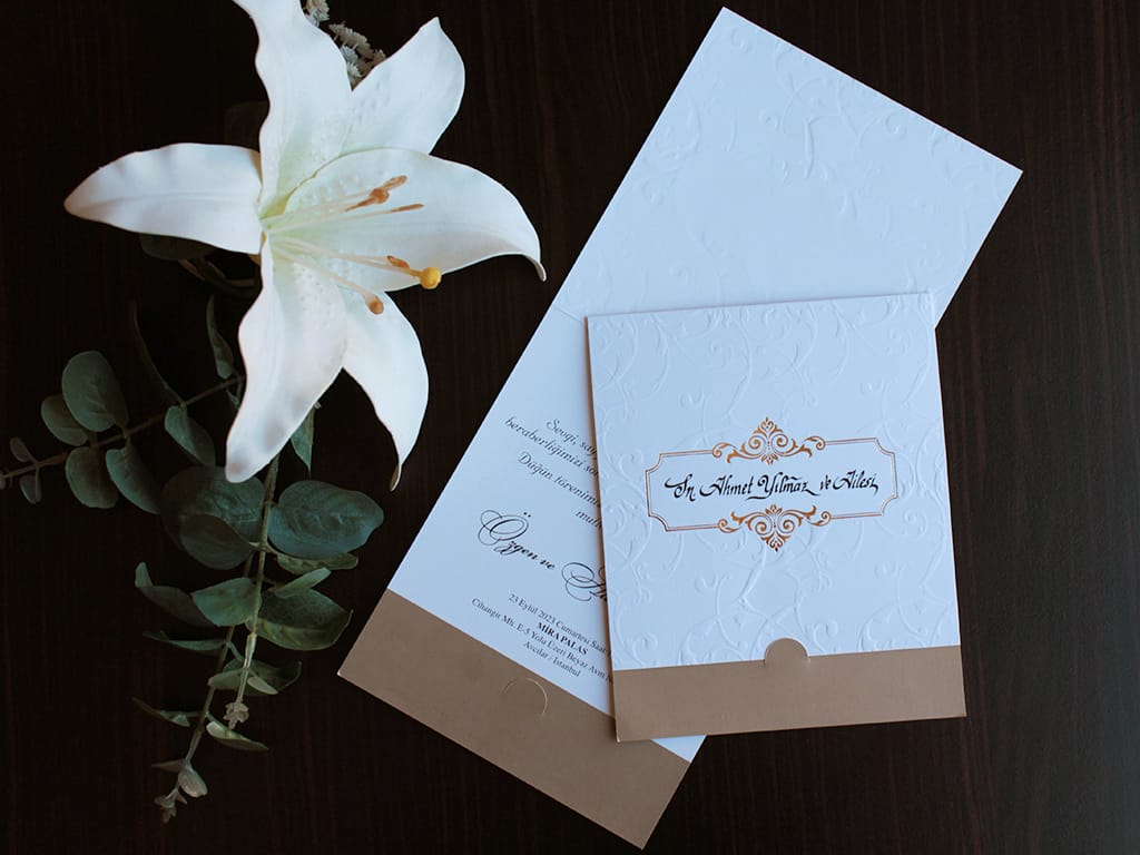 Invitatii nunta clasica embosata din carton gros nuanta maro Invitatii nunta clasica embosata din carton gros nuanta maro