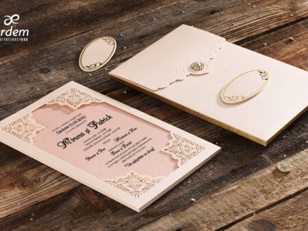 Invitatii nunta eleganta nuanta crem si auriu cu plic inclus