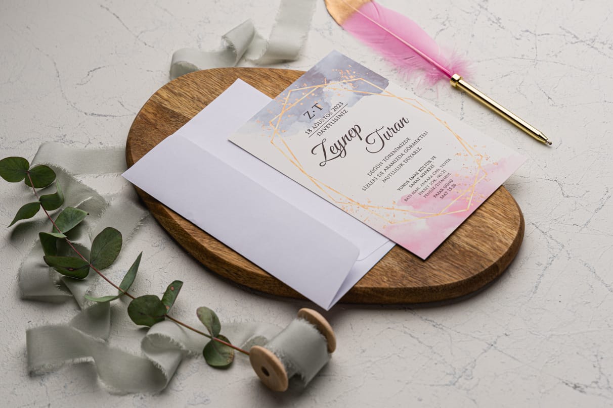 Invitatii nunta eleganta cu roz Invitatii nunta eleganta cu roz