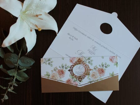 Invitatii nunta cu trandafiri nuanta roz si auriu