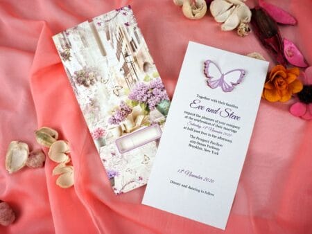 Invitatii nunta cu liliac si fluturi pe un carton crem