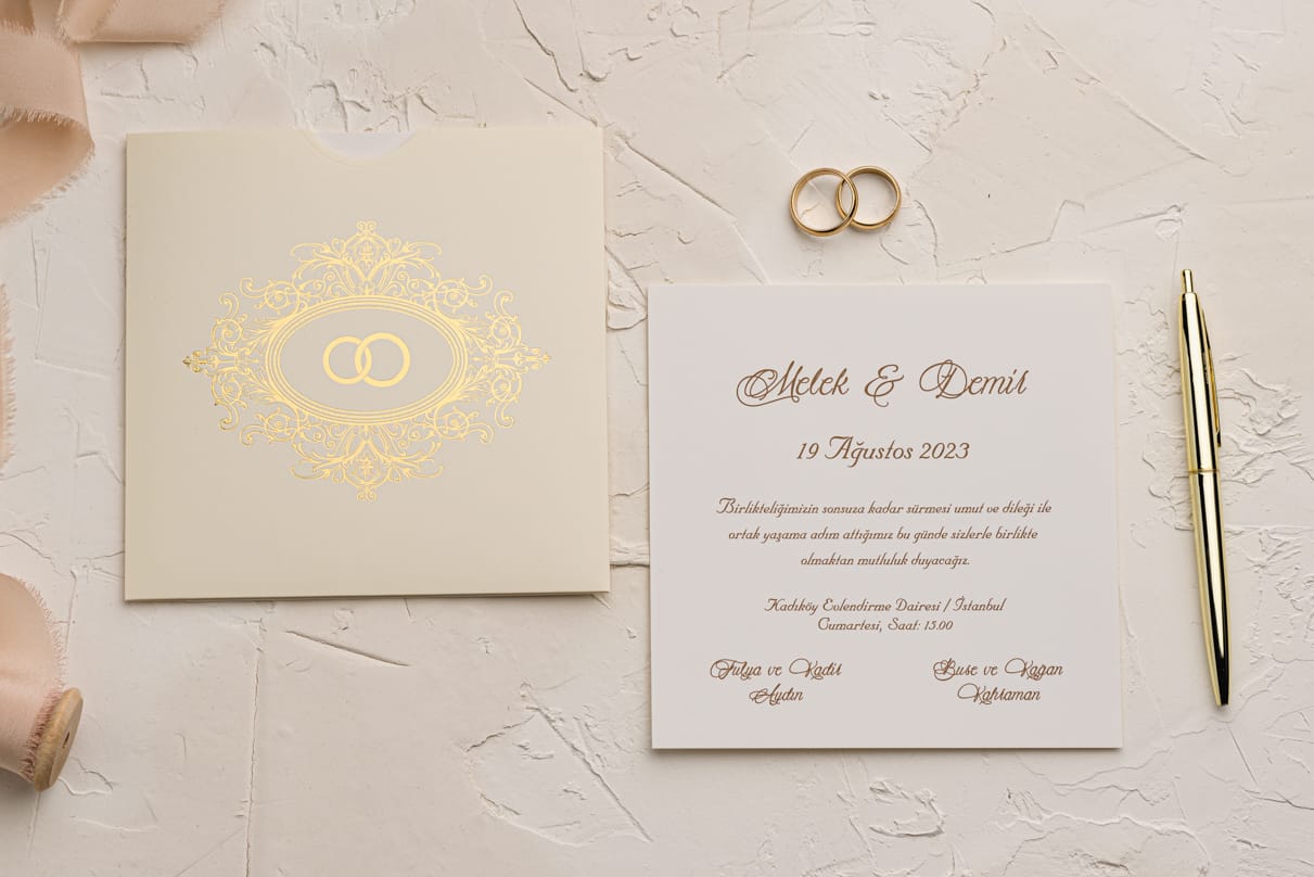 Invitatii nunta eleganta din carton crem gros cu detalii aurii Invitatii nunta eleganta din carton crem gros cu detalii aurii