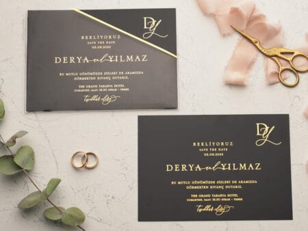 Invitatii nunta cu plic din plexiglass si carton negru personalizat cu auriu