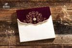 Invitatii nunta lux din catifea nuanta visiniu si crem cu bijuterie
