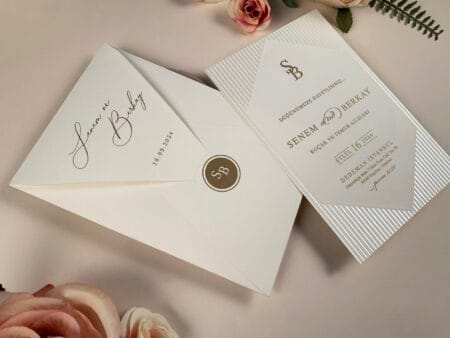 Invitatii nunta eleganta din carton gros crem cu detalii aurii