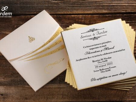 Invitatii nunta eleganta cu plic crem cu auriu din carton gros elegant