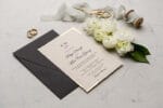 Invitatii nunta eleganta cu detalii aurii si plic negru