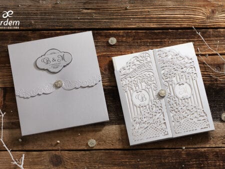 Invitatii nunta eleganta din carton gros cu bijuterie nuanta crem si gri
