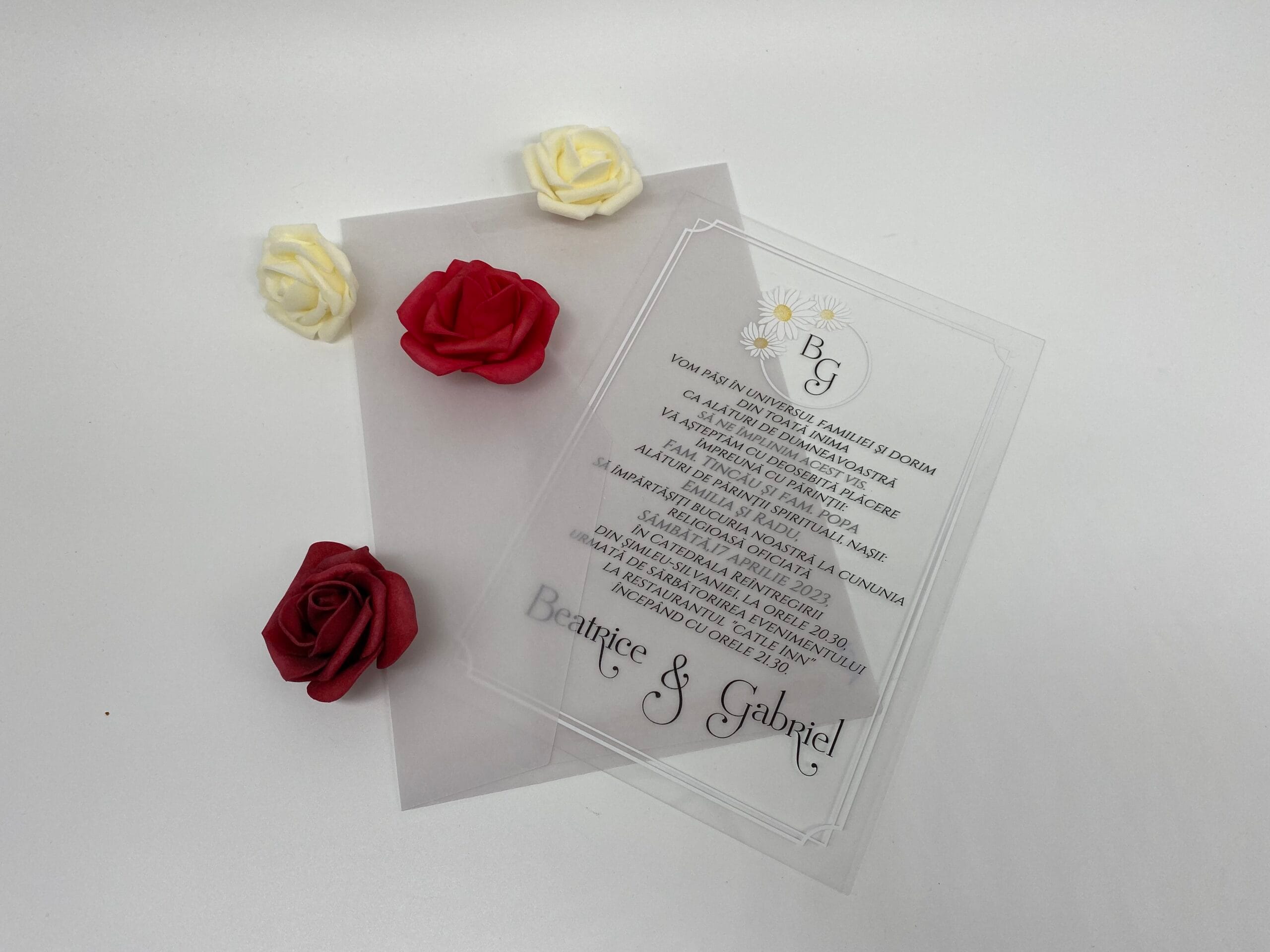 Invitatii nunta plexiglass cu plic gri si chenar argintiu Invitatii nunta plexiglass cu plic gri si chenar argintiu