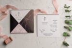 Invitatii nunta maro cu roz plic elegant inclus