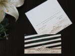 Invitatii nunta personalizata cu negru cu model verde si emblema aurie 1 Invitatii nunta personalizata cu negru cu model verde si emblema aurie