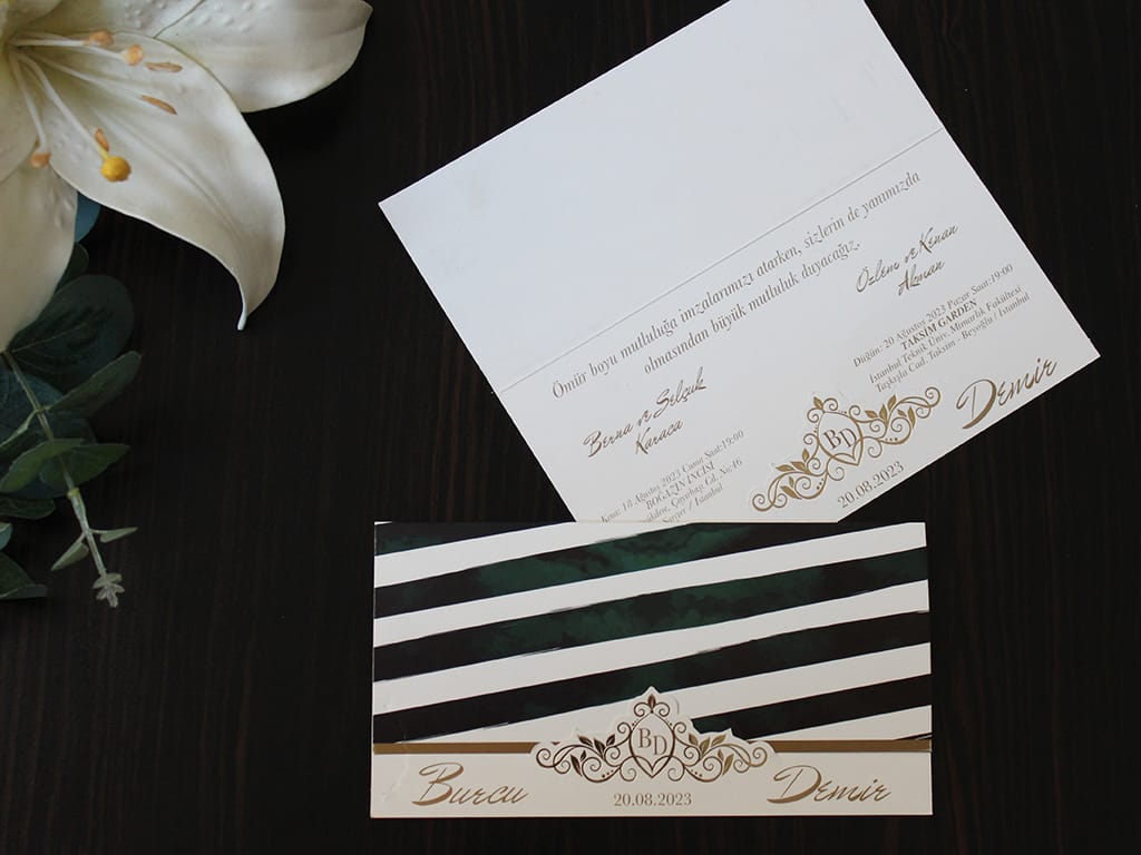 Invitatii nunta personalizata cu negru cu model verde si emblema aurie Invitatii nunta personalizata cu negru cu model verde si emblema aurie