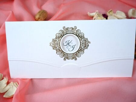 Invitatii nunta eleganta printata pe carton alb cu detalii aurii