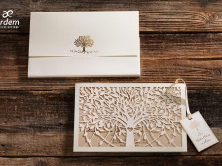 Invitatii nunta lux din carton decupat cu copacul vietii nuanta crem si auriu