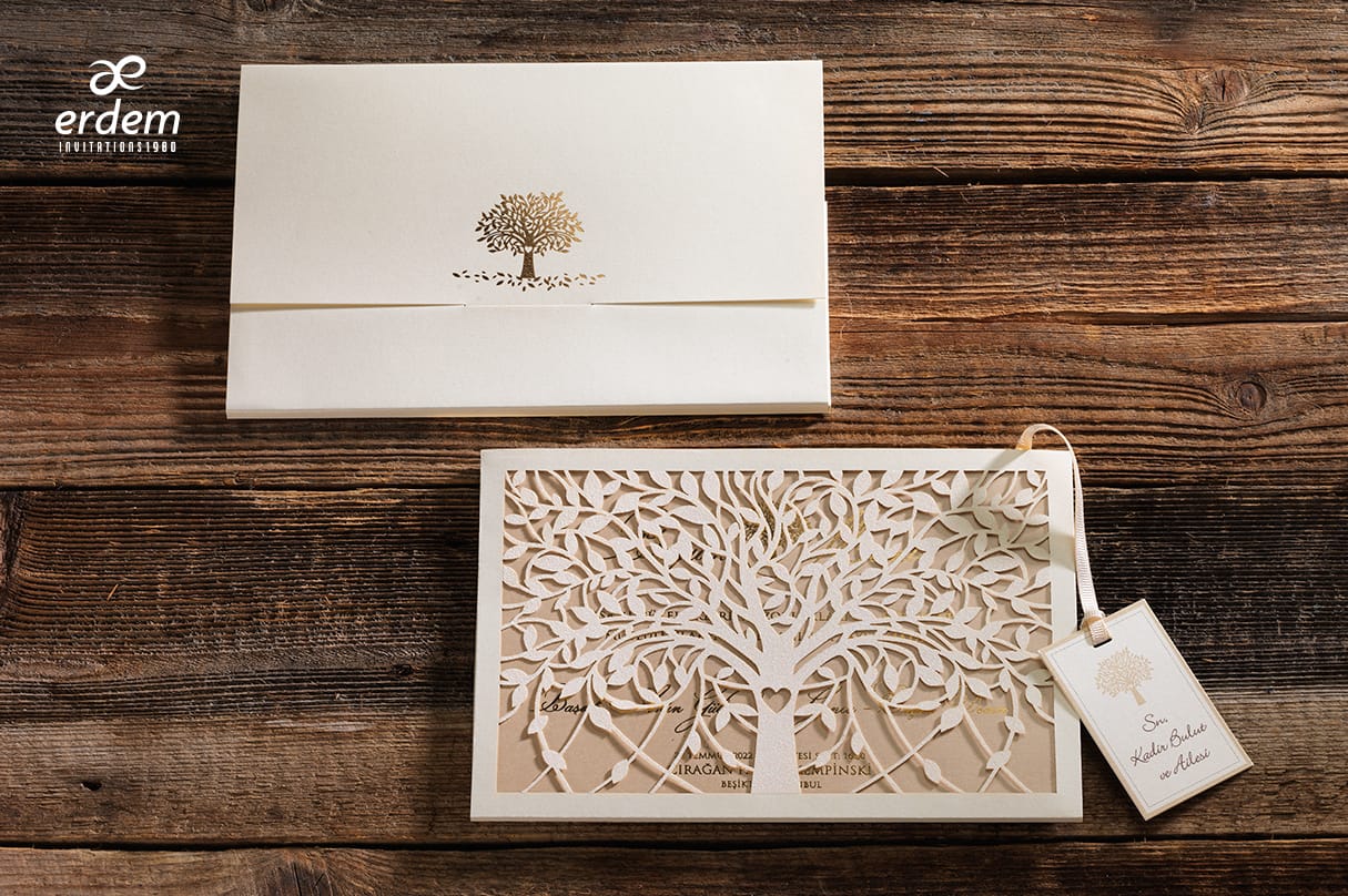 Invitatii nunta lux din carton decupat cu copacul vietii nuanta crem si auriu Invitatii nunta lux din carton decupat cu copacul vietii nuanta crem si auriu