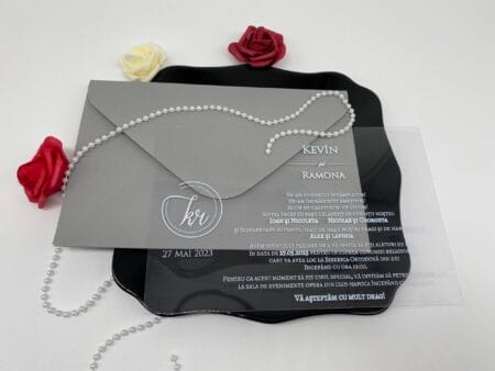 Invitatii nunta plexiglass cu plic gri I8