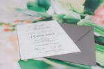 Invitatii nunta eleganta cu plic gri personalizare inclusa