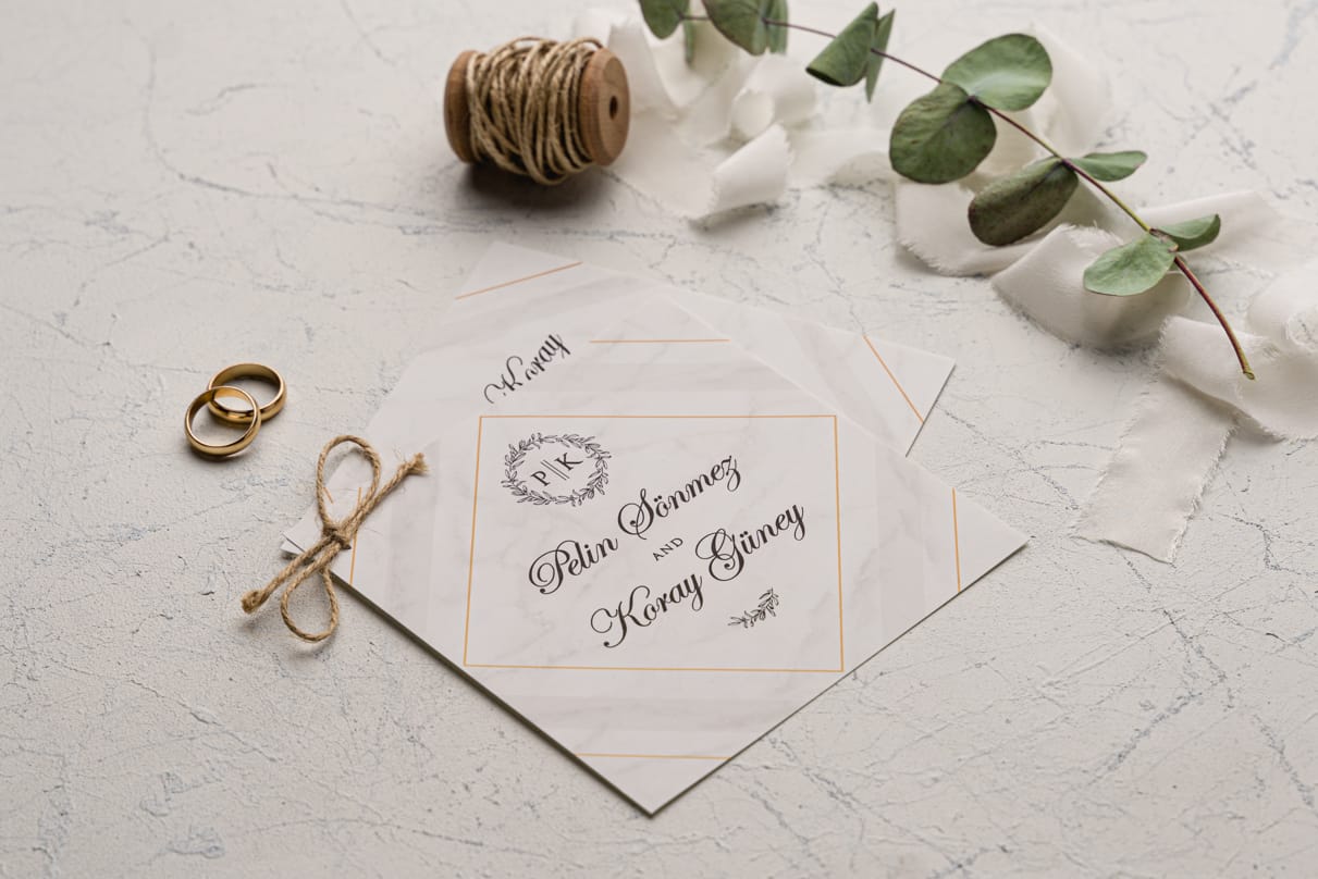 Invitatii nunta auriu cu crem personalizare inclusa Invitatii nunta auriu cu crem personalizare inclusa