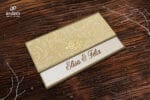 Invitatii nunta eleganta din carton auriu si crem pliata in trei