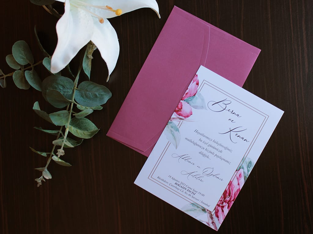 Invitatii nunta cu flori bujori roz si plic fuchsia Invitatii nunta cu flori bujori roz si plic fuchsia