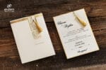 Invitatii nunta eleganta cu canaf auriu plic decupat nuanta crem