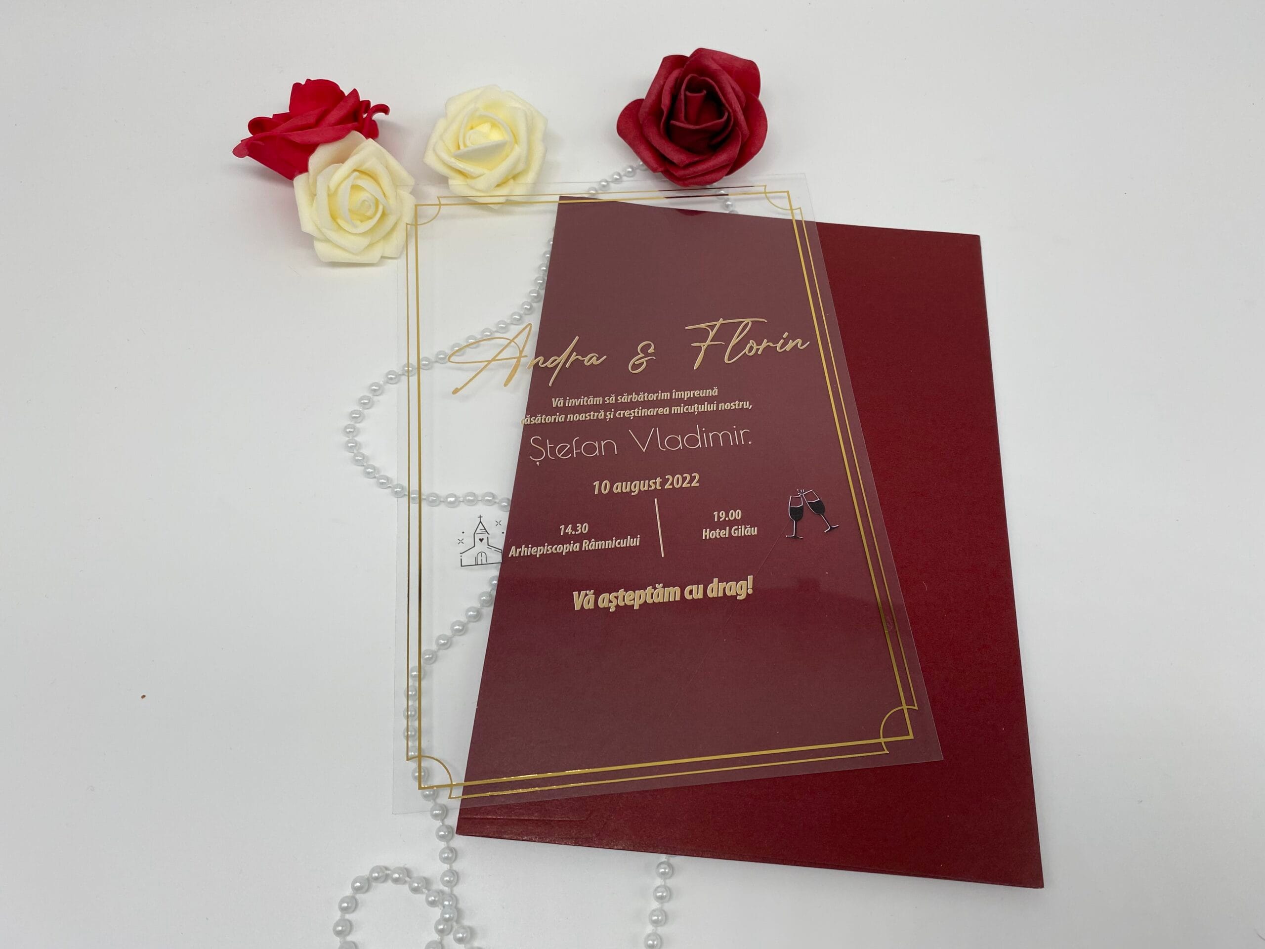 Invitatii nunta plexiglass cu plic visiniu si personalizare uv Invitatii nunta plexiglass cu plic visiniu si personalizare uv