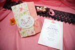 Invitatii nunta roz somon model floral si bicicleta