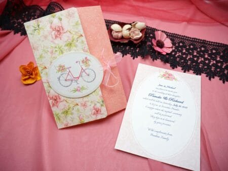 Invitatii nunta roz somon model floral si bicicleta