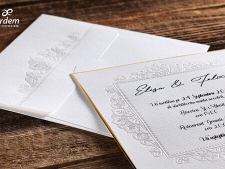 Invitatii nunta lux cu plic embosat nuanta alb cu auriu