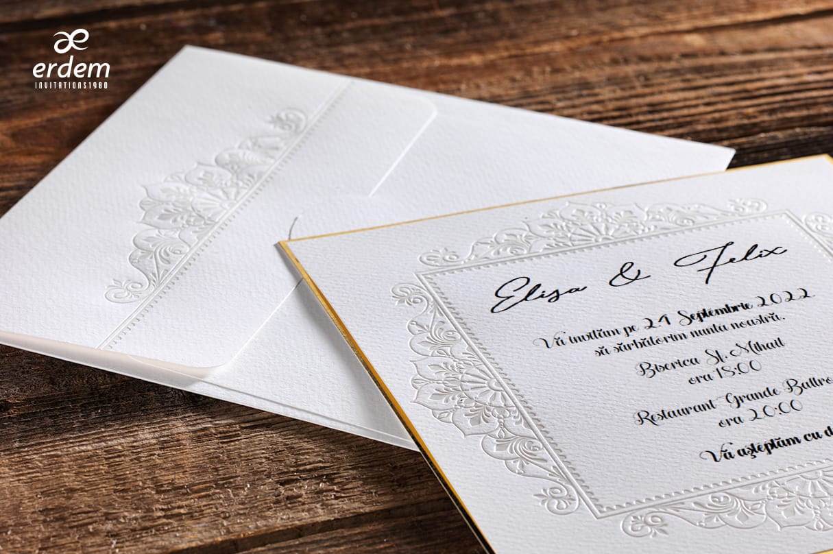 Invitatii nunta lux cu plic embosat nuanta alb cu auriu Invitatii nunta lux cu plic embosat nuanta alb cu auriu