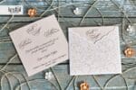 Invitatii nunta eleganta cu plic decupat nuanta alb