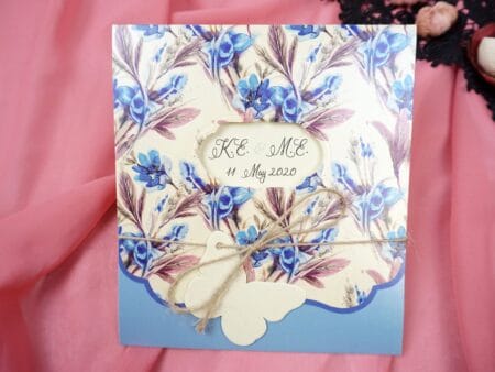 Invitatii nunta alb bleu cu model floral elegant