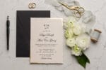 Invitatie nunta eleganta cu detalii aurii si plic negru