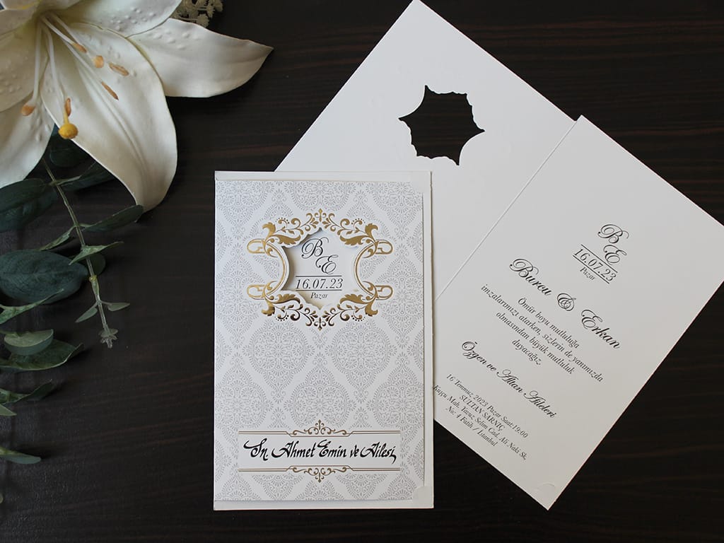 Invitatii nunta eleganta cu print gri. Decupata si cu chenar auriu Invitatii nunta eleganta cu print gri. Decupata si cu chenar auriu