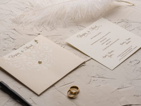Invitatii nunta cu perla si plic decupat nuanta crem