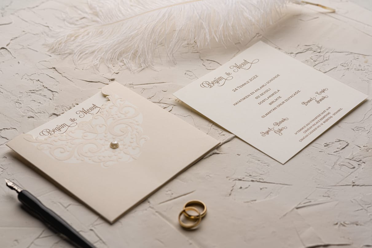 Invitatii nunta cu perla si plic decupat nuanta crem Invitatii nunta cu perla si plic decupat nuanta crem