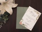 Invitatii nunta cu flori crini si plic verde