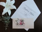 Invitatii nunta cu crini nuanta somon cu flori