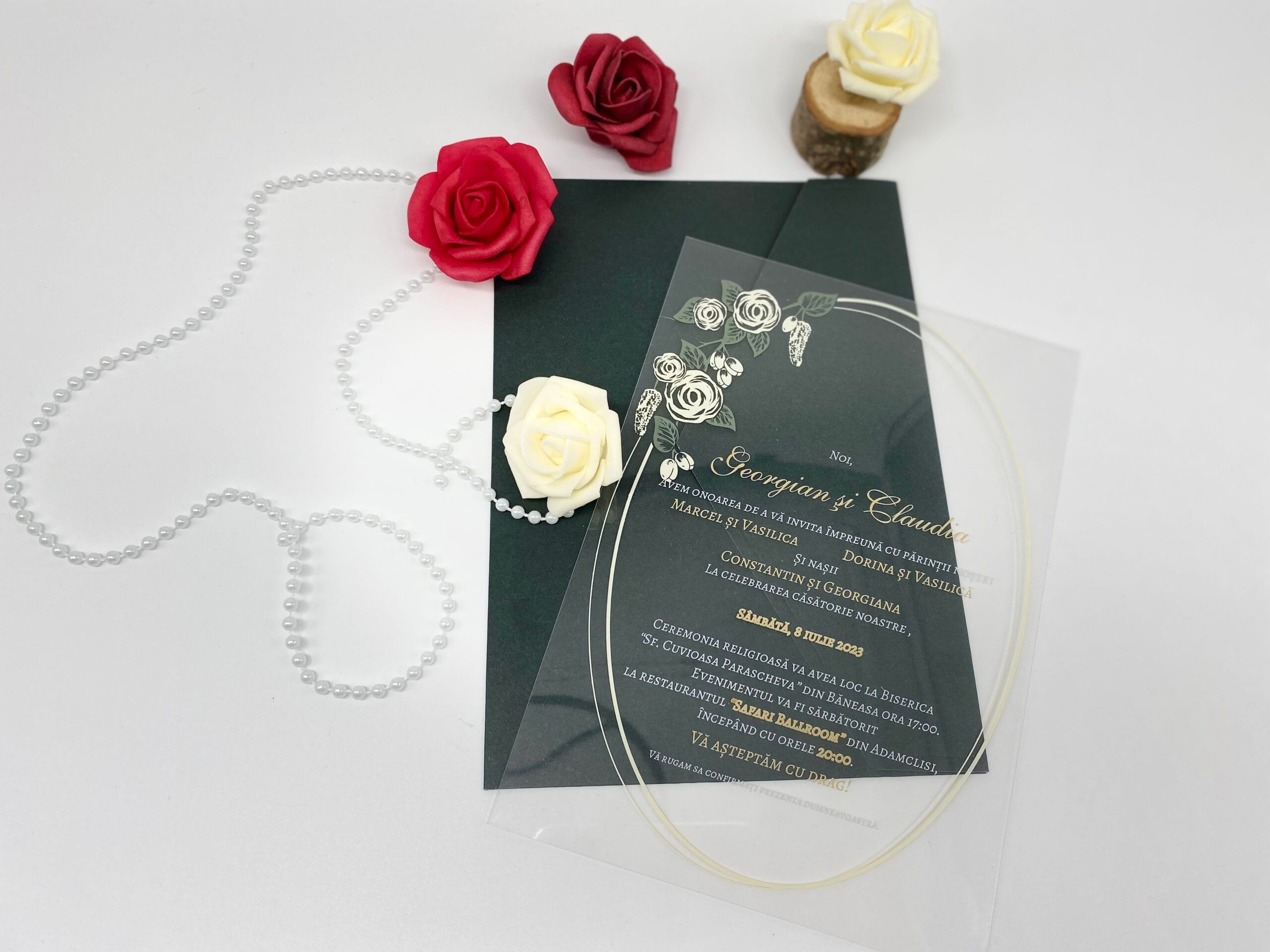 Invitatii nunta plexiglass cu trandafiri plic verde inchis Invitatii nunta plexiglass cu trandafiri plic verde inchis