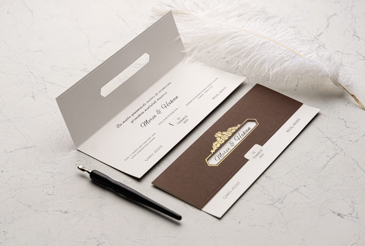 Invitatii nunta maro cu alb si detalii aurii personalizare inclusa Invitatii nunta maro cu alb si detalii aurii personalizare inclusa