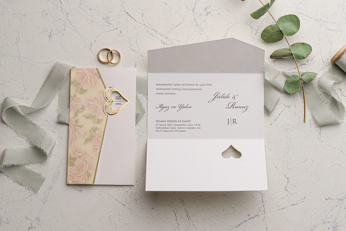 Invitatii nunta cu flori din carton gros decupat inima Invitatii nunta cu flori din carton gros decupat inima