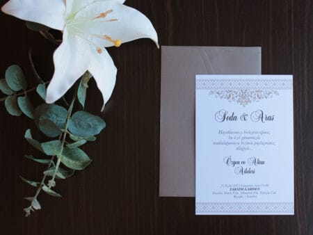 Invitatii nunta clasica cu plic inclus nuanta maro si alb