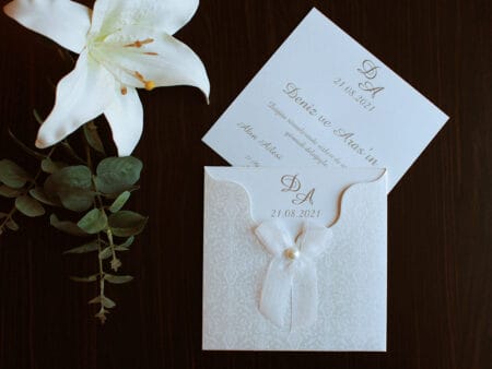 Invitatii nunta eleganta cu perla nuanta crem auriu