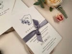 Invitatii nunta eleganta cu panglica mov