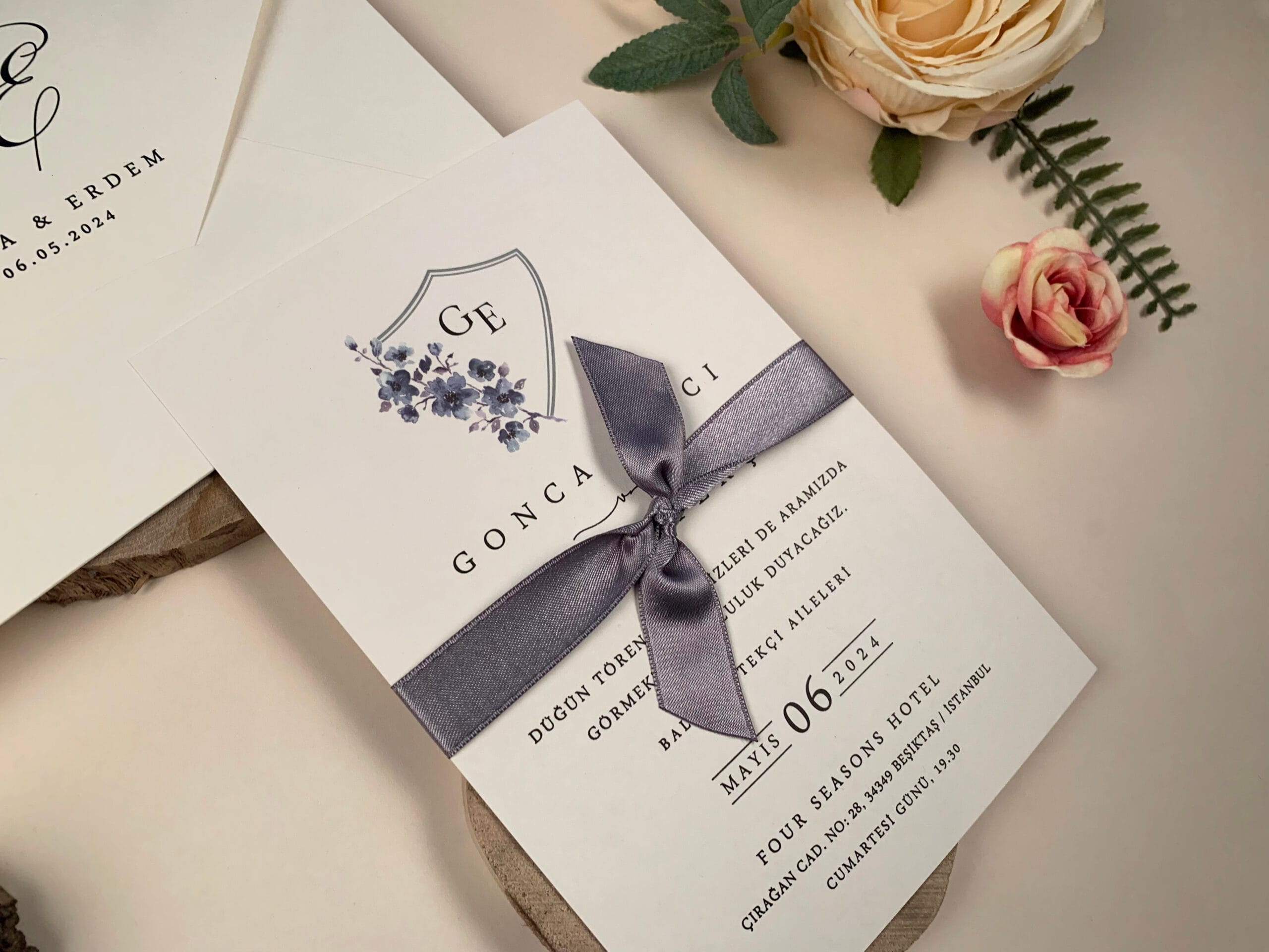 Invitatii nunta eleganta cu panglica mov Invitatii nunta eleganta cu panglica mov
