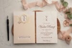 Invitatie nunta eleganta nuanta crem cu plic decupat