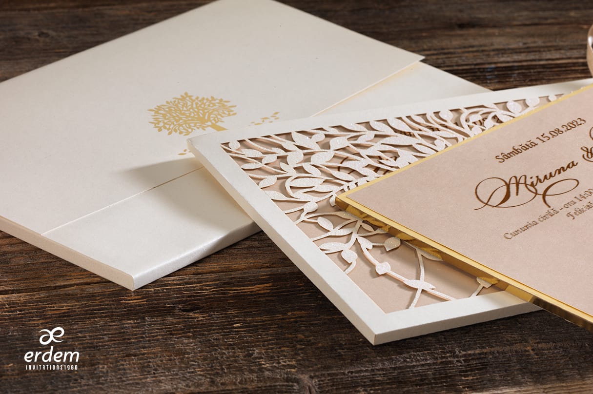 Invitatii nunta lux nuanta auriu si crem din carton gros Invitatii nunta lux nuanta auriu si crem din carton gros